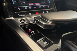 sininen Audi e-tron 2021 kuva 20.
