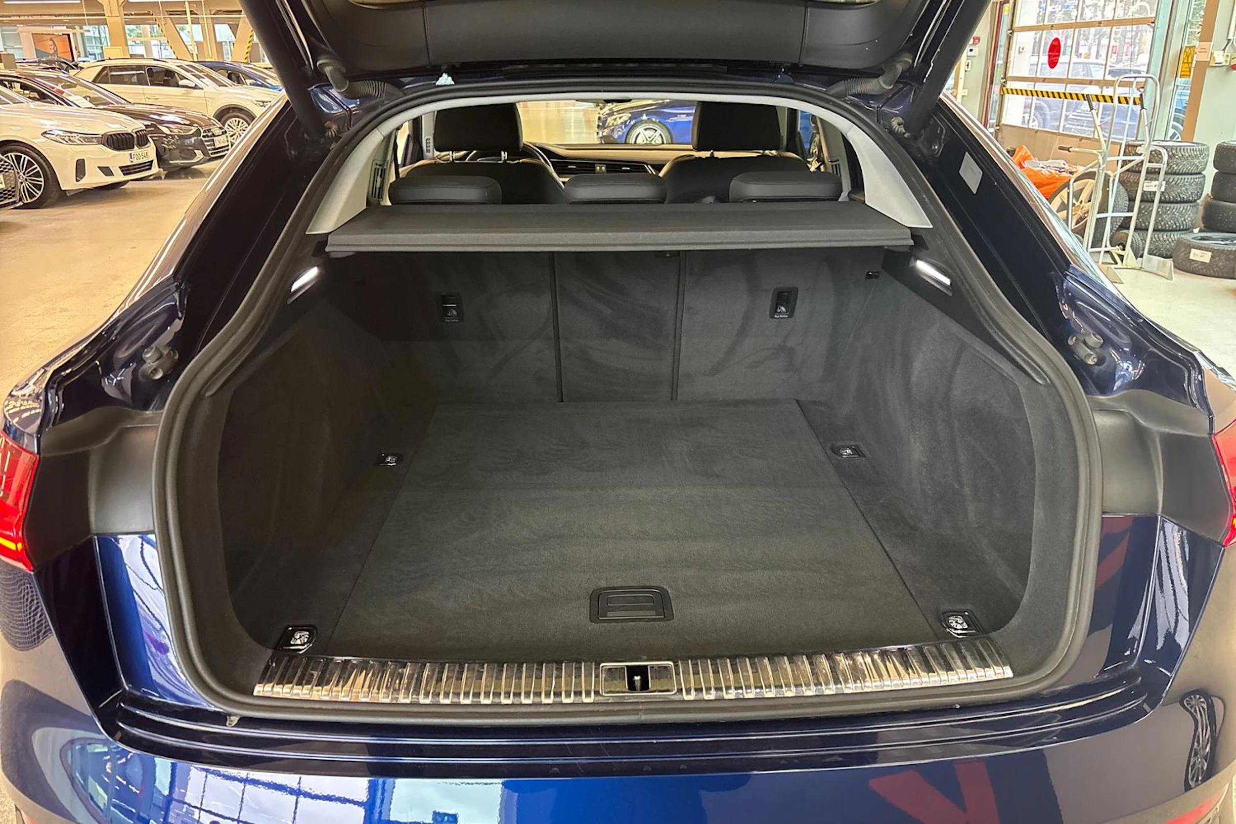 sininen Audi e-tron 2021 kuva 22.