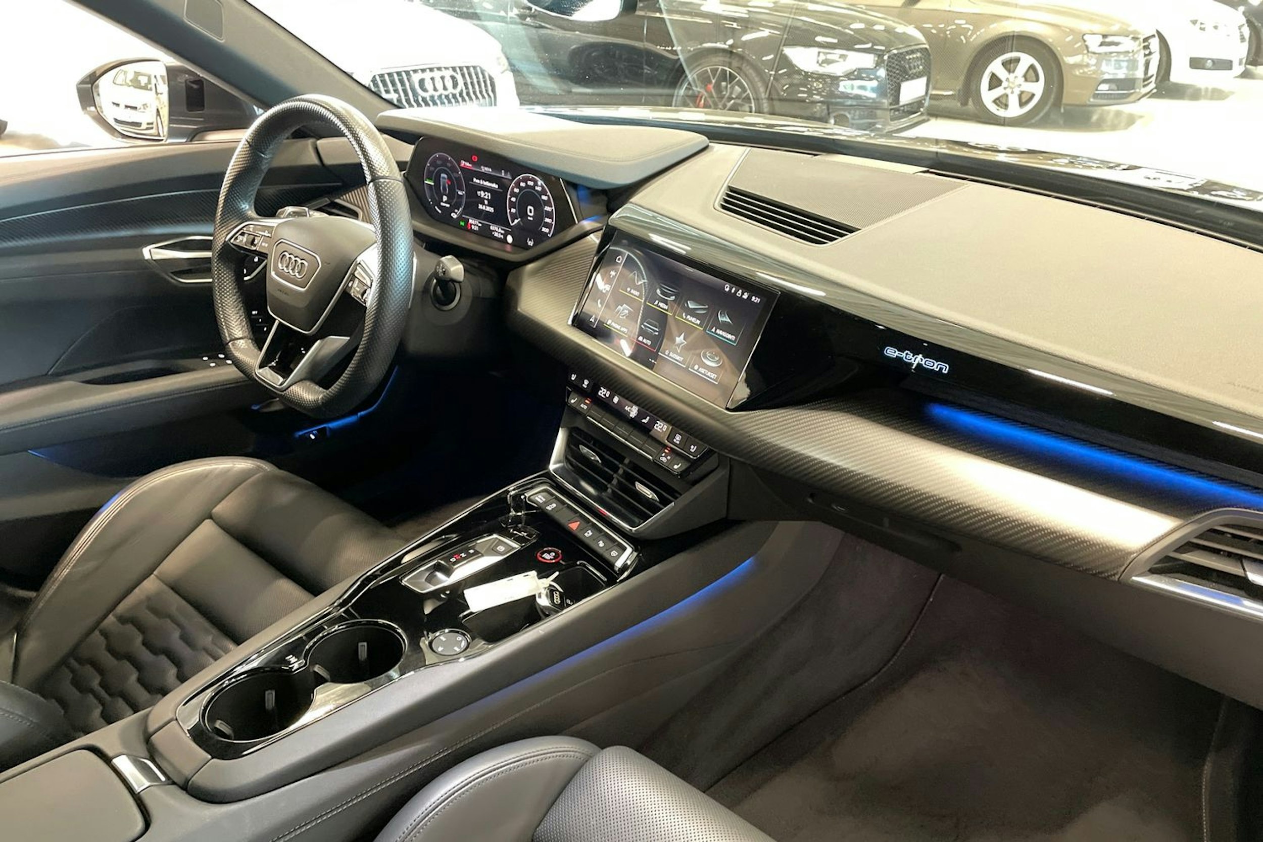 harmaa Audi e-tron GT 2021 kuva 15.