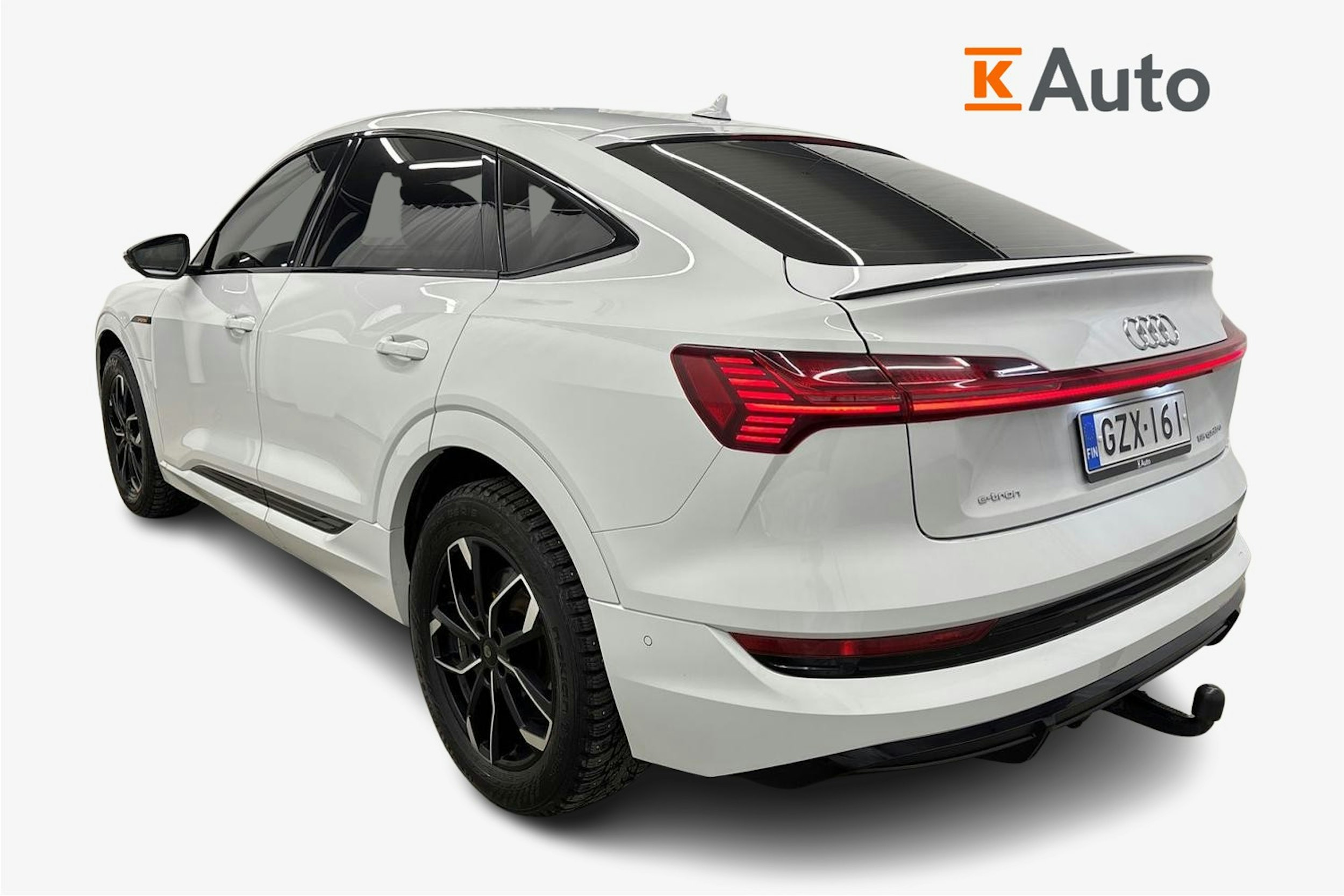 Valkoinen Audi e-tron 2021 kuva 2.