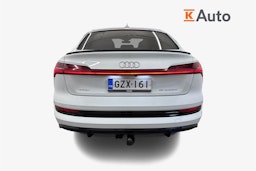 Valkoinen Audi e-tron 2021 kuva 3.