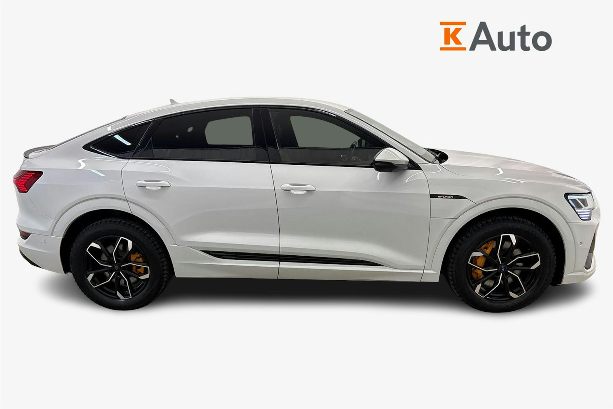Valkoinen Audi e-tron 2021 kuva 6.