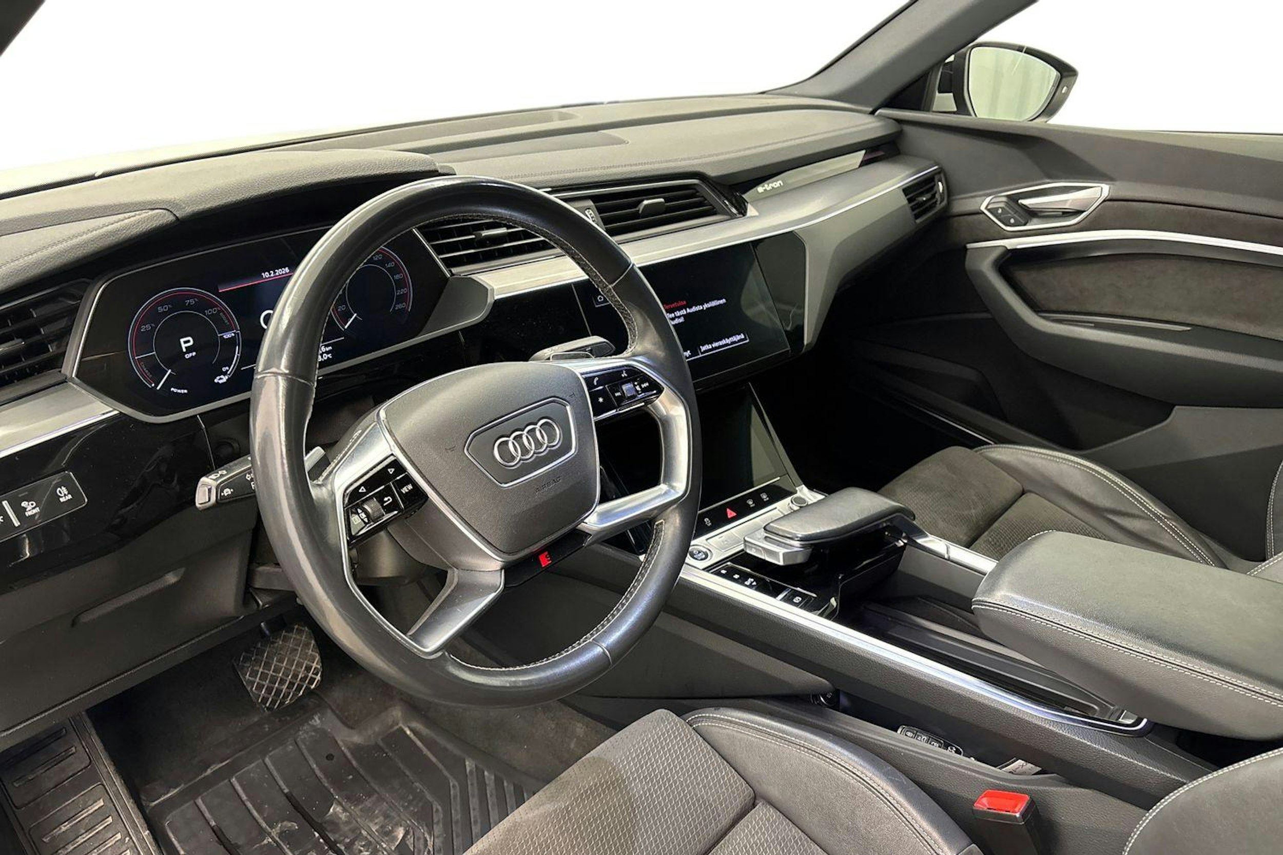 Valkoinen Audi e-tron 2021 kuva 7.