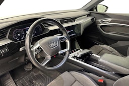 Valkoinen Audi e-tron 2021 kuva 7.
