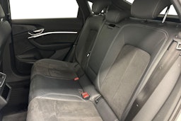Valkoinen Audi e-tron 2021 kuva 10.