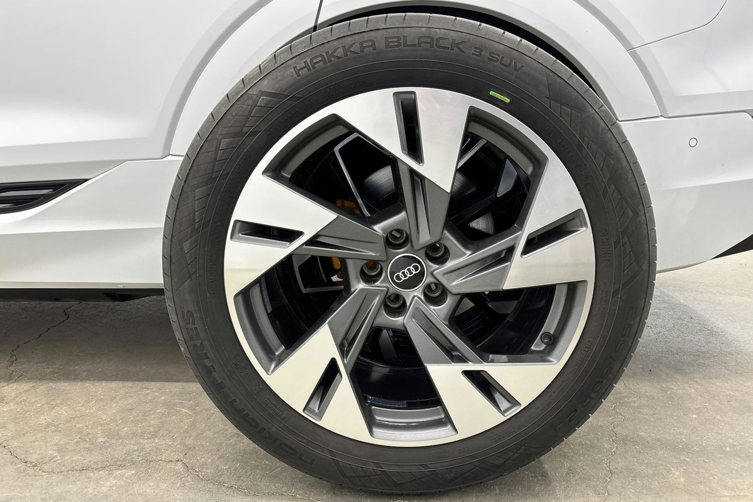 Valkoinen Audi e-tron 2021 kuva 13.