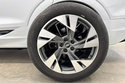 Valkoinen Audi e-tron 2021 kuva 13.