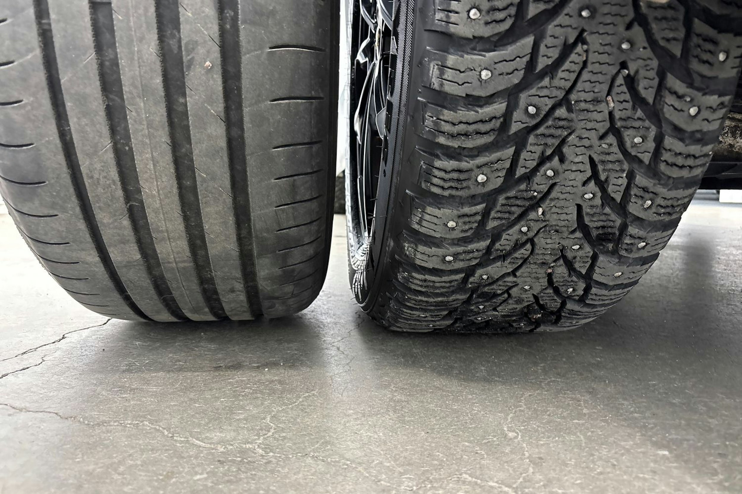 Valkoinen Audi e-tron 2021 kuva 14.