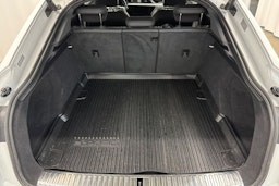 Valkoinen Audi e-tron 2021 kuva 15.