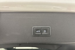 Valkoinen Audi e-tron 2021 kuva 16.