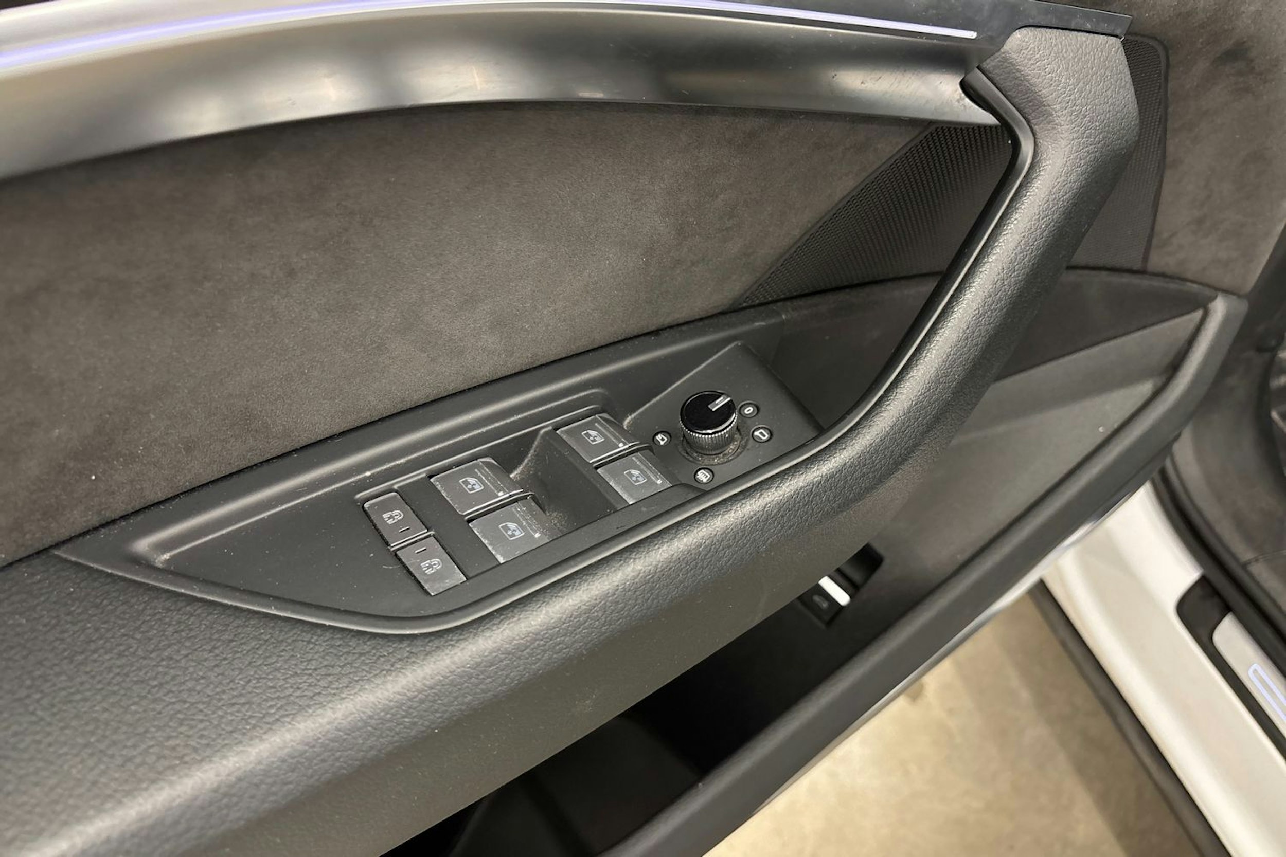 Valkoinen Audi e-tron 2021 kuva 17.