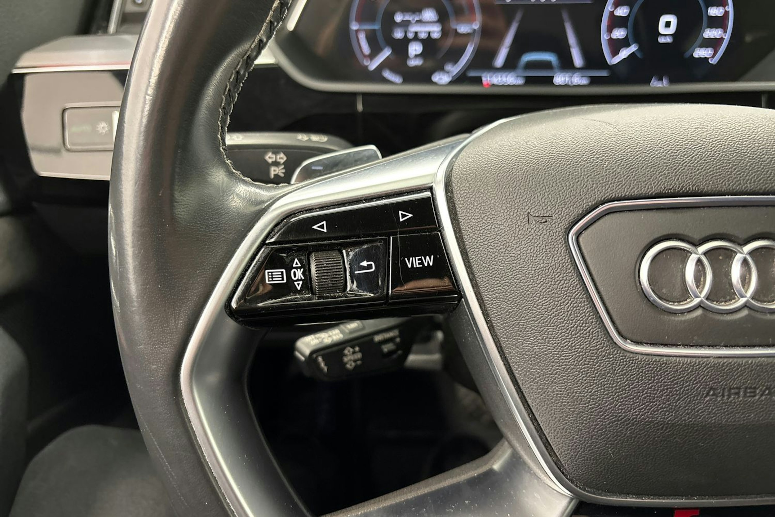 Valkoinen Audi e-tron 2021 kuva 18.