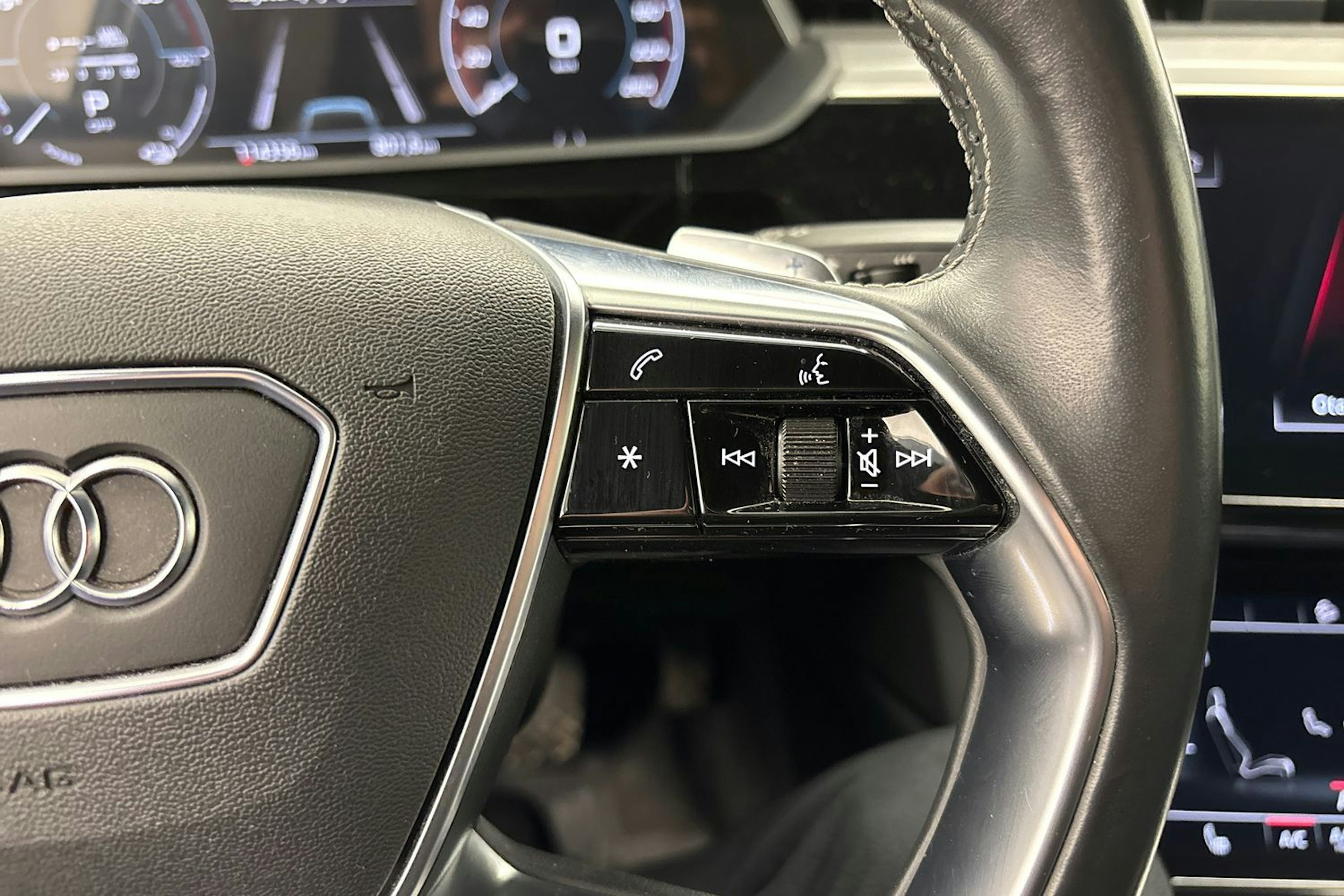 Valkoinen Audi e-tron 2021 kuva 19.