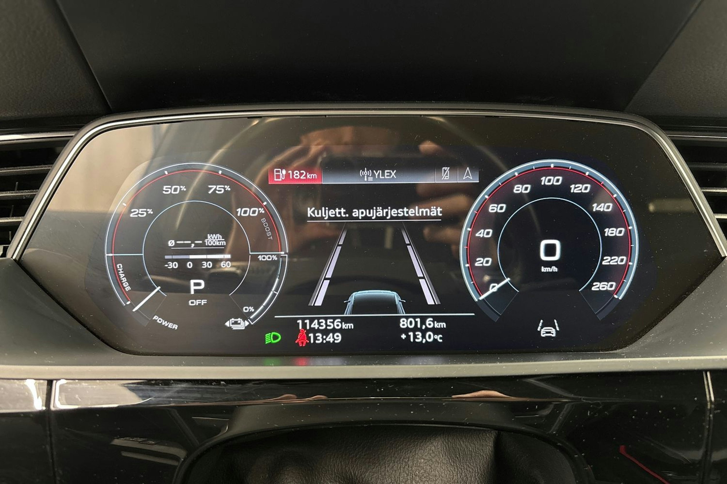 Valkoinen Audi e-tron 2021 kuva 21.