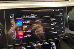 Valkoinen Audi e-tron 2021 kuva 22.