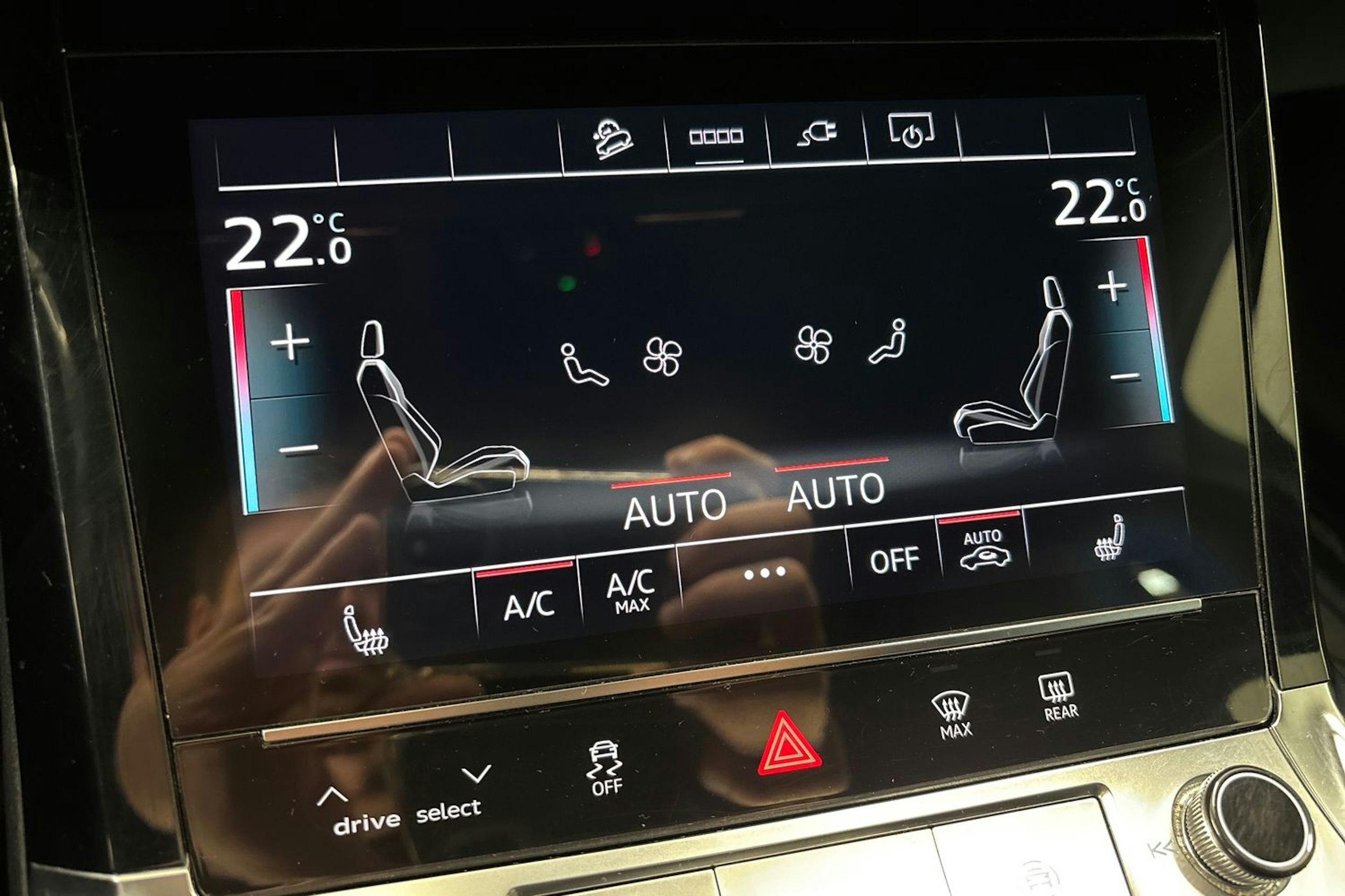 Valkoinen Audi e-tron 2021 kuva 24.