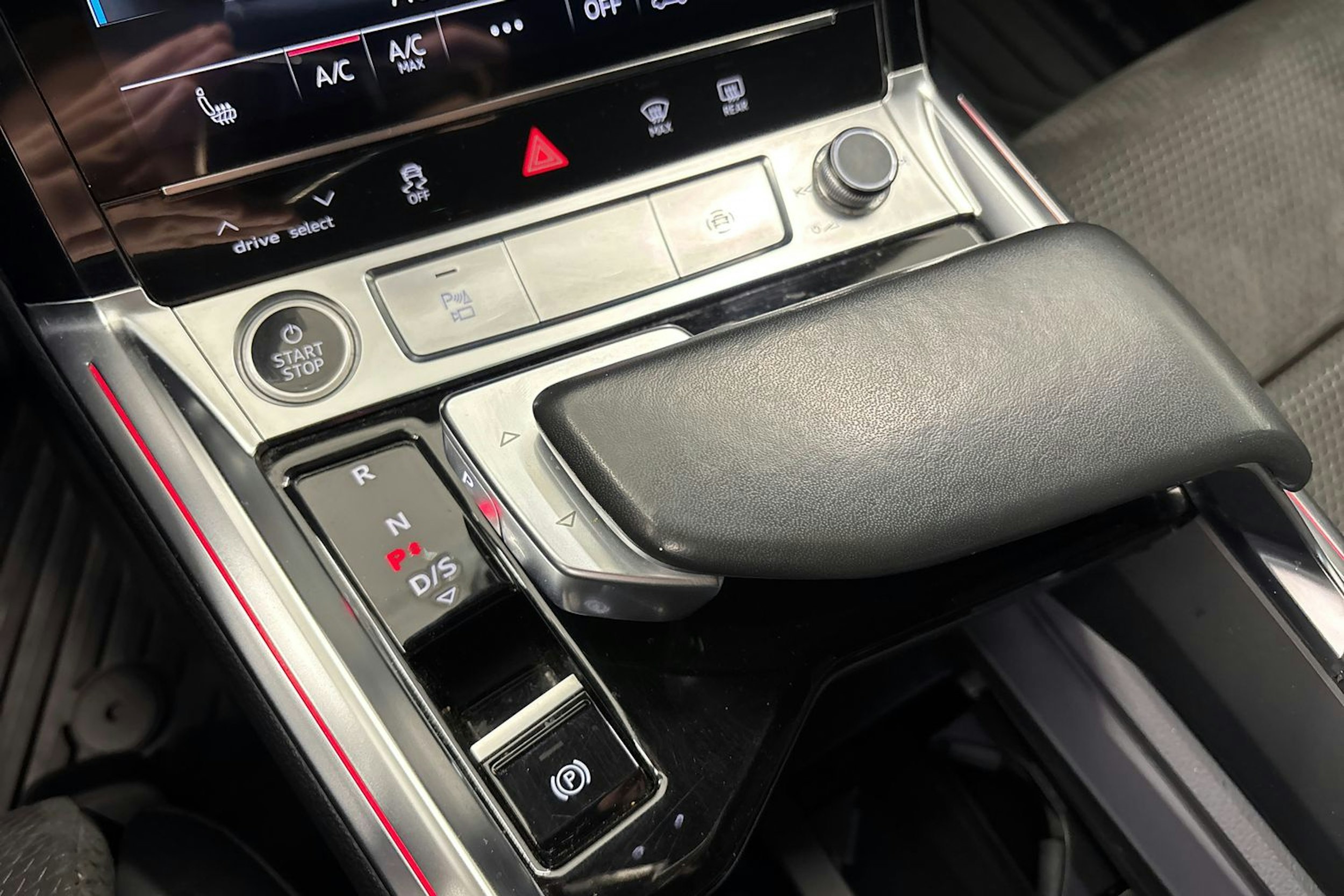 Valkoinen Audi e-tron 2021 kuva 26.