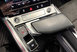 Valkoinen Audi e-tron 2021 kuva 26.