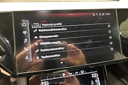 Valkoinen Audi e-tron 2021 kuva 29.