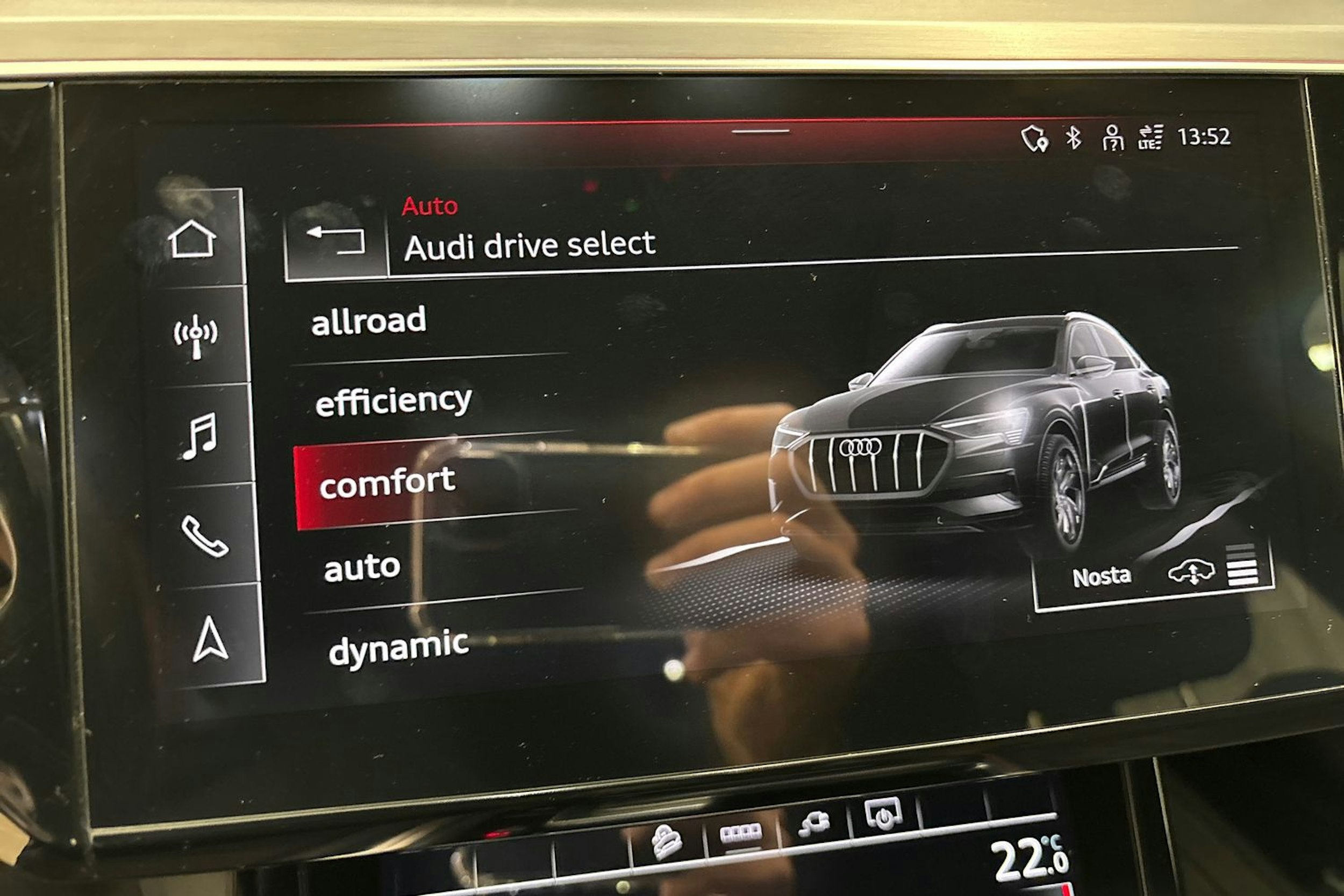 Valkoinen Audi e-tron 2021 kuva 30.