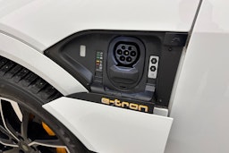 Valkoinen Audi e-tron 2021 kuva 31.