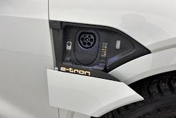Valkoinen Audi e-tron 2021 kuva 32.