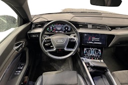 Musta Audi e-tron 2021 kuva 3.