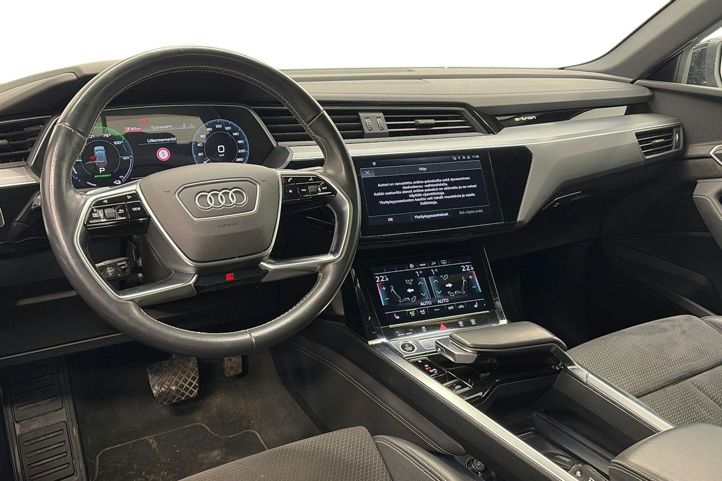 Musta Audi e-tron 2021 kuva 7.