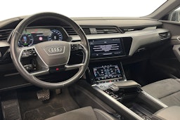 Musta Audi e-tron 2021 kuva 7.