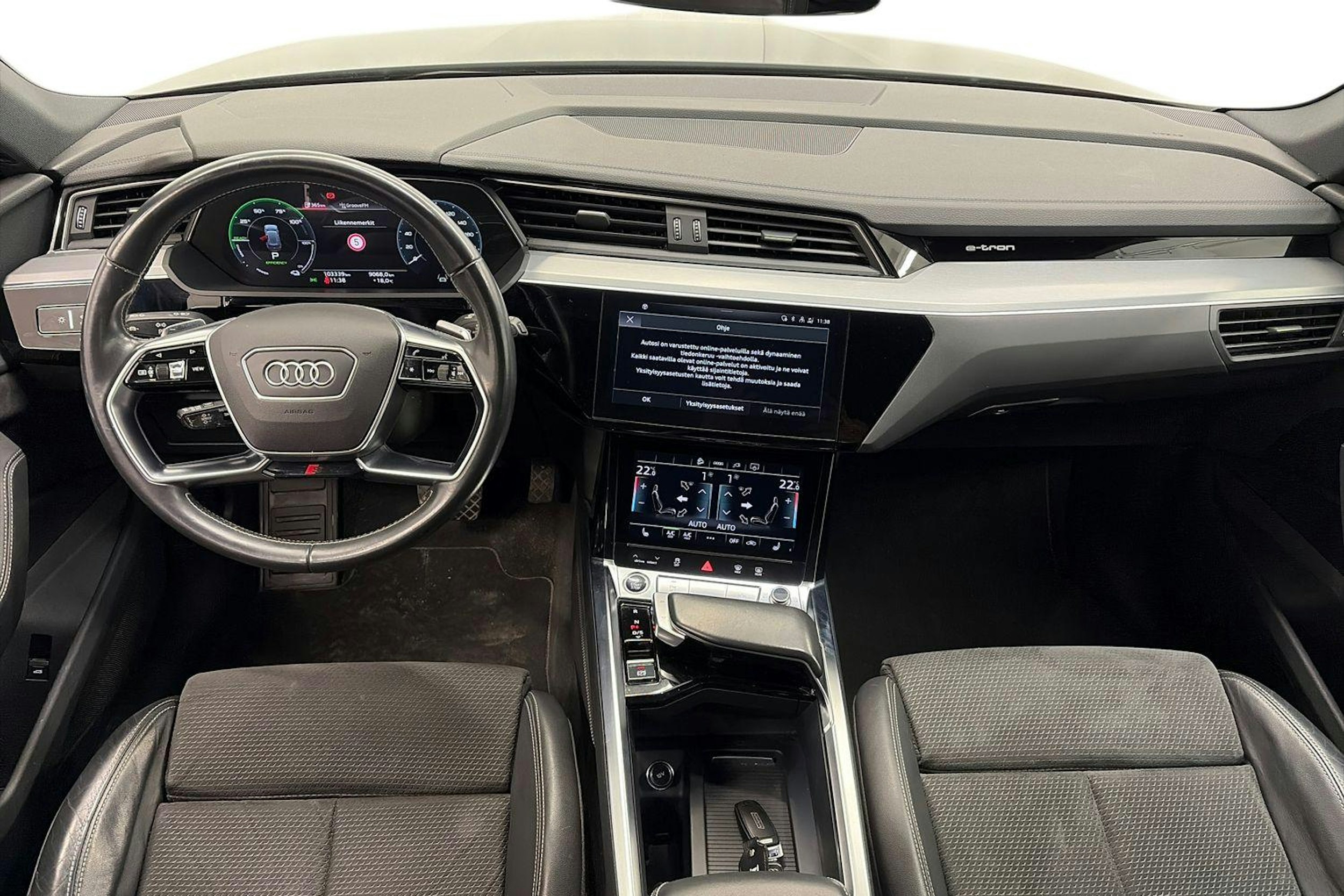 Musta Audi e-tron 2021 kuva 9.