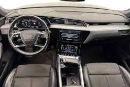 Musta Audi e-tron 2021 kuva 9.