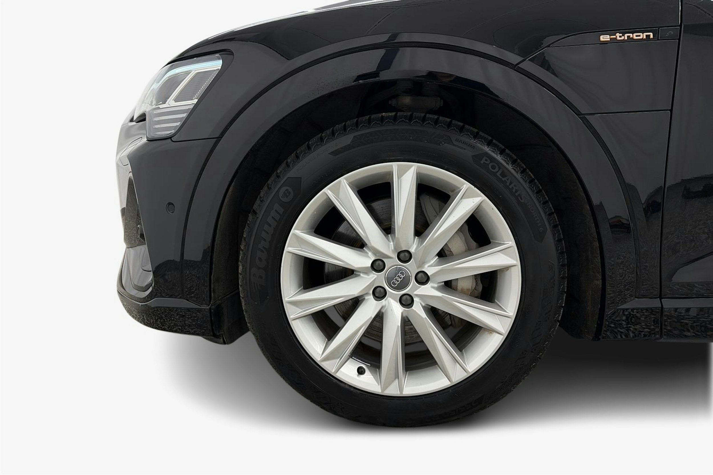 Musta Audi e-tron 2021 kuva 11.