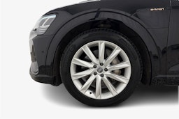 Musta Audi e-tron 2021 kuva 11.