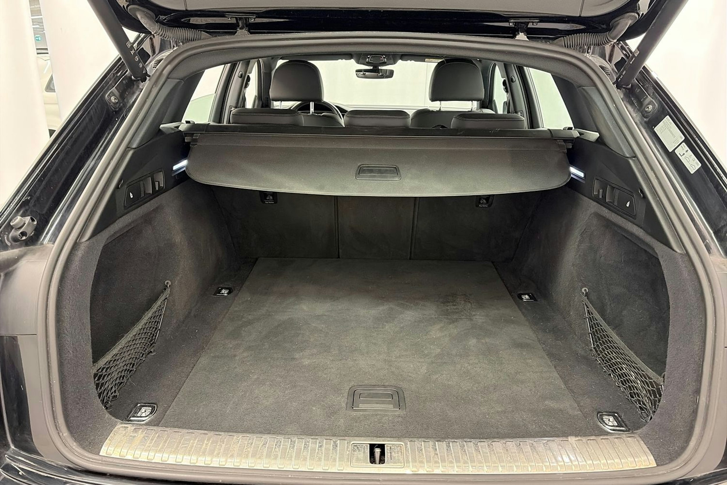 Musta Audi e-tron 2021 kuva 13.