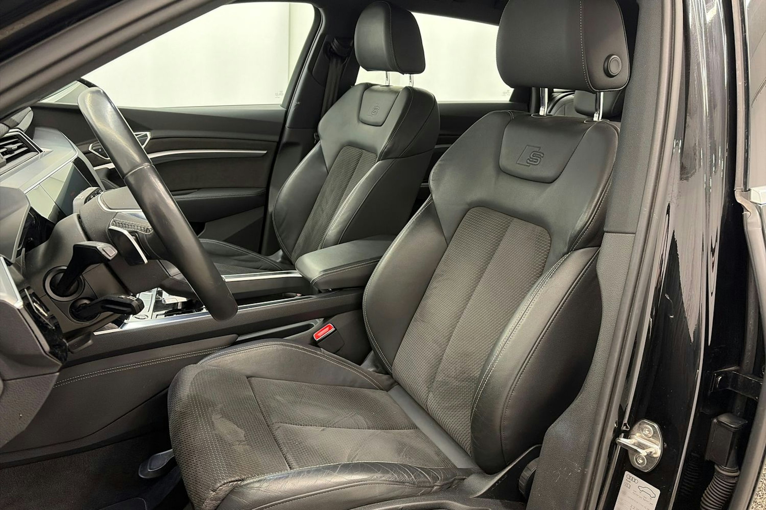 Musta Audi e-tron 2021 kuva 15.