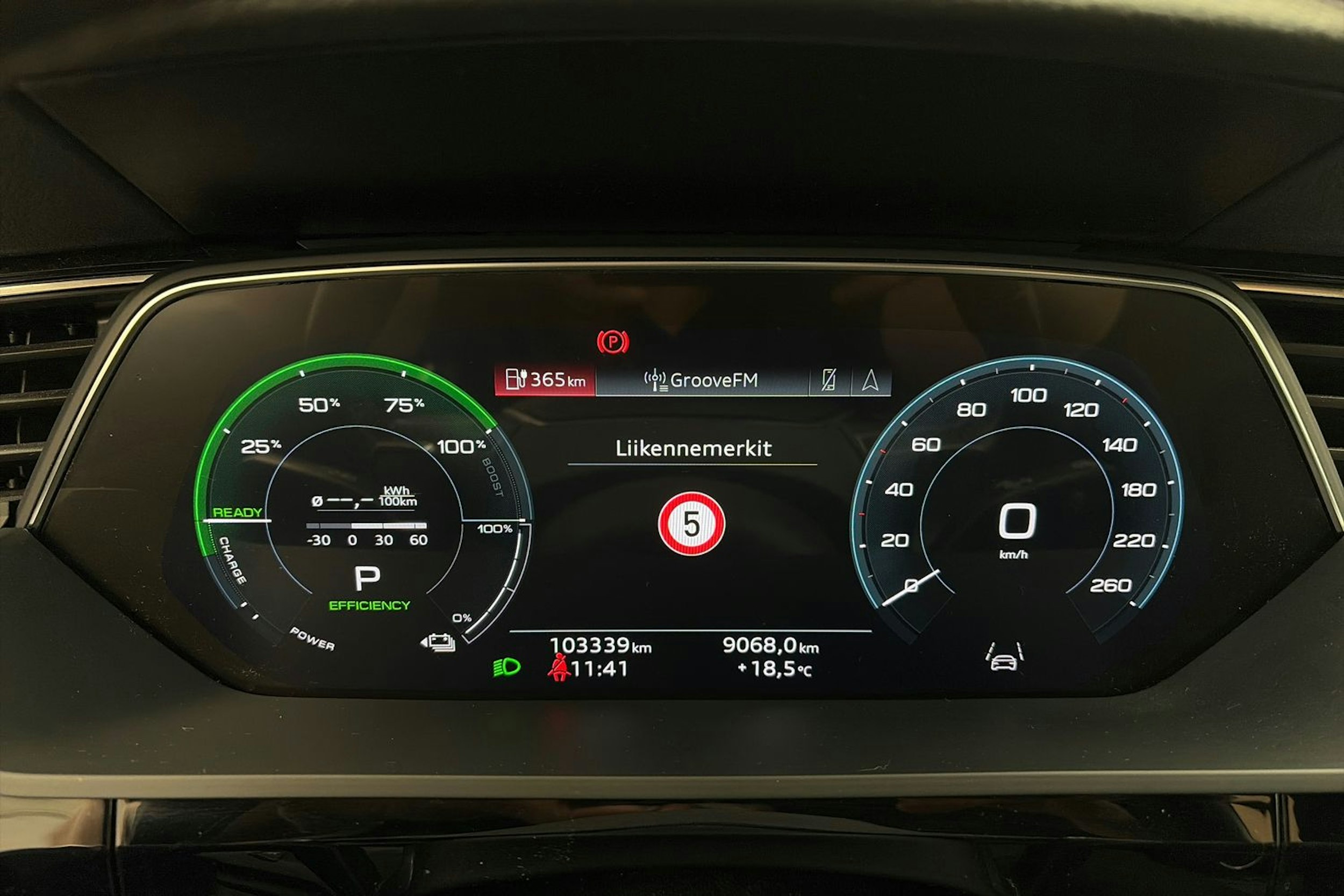 Musta Audi e-tron 2021 kuva 16.