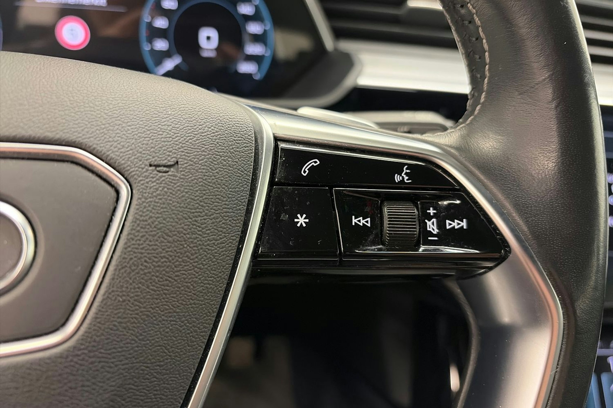 Musta Audi e-tron 2021 kuva 18.