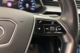 Musta Audi e-tron 2021 kuva 18.