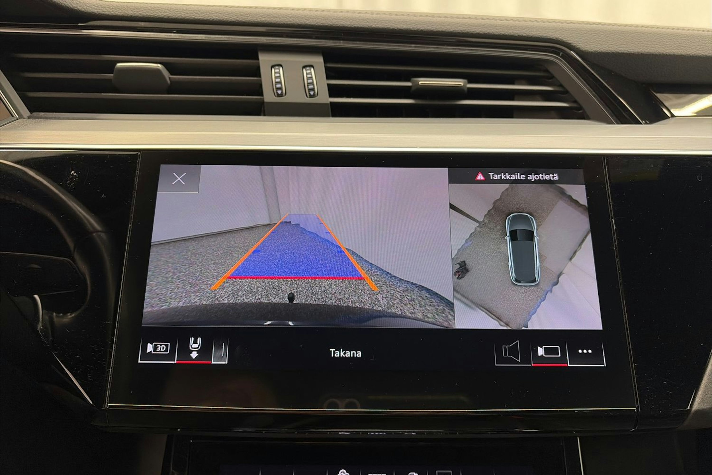 Musta Audi e-tron 2021 kuva 21.