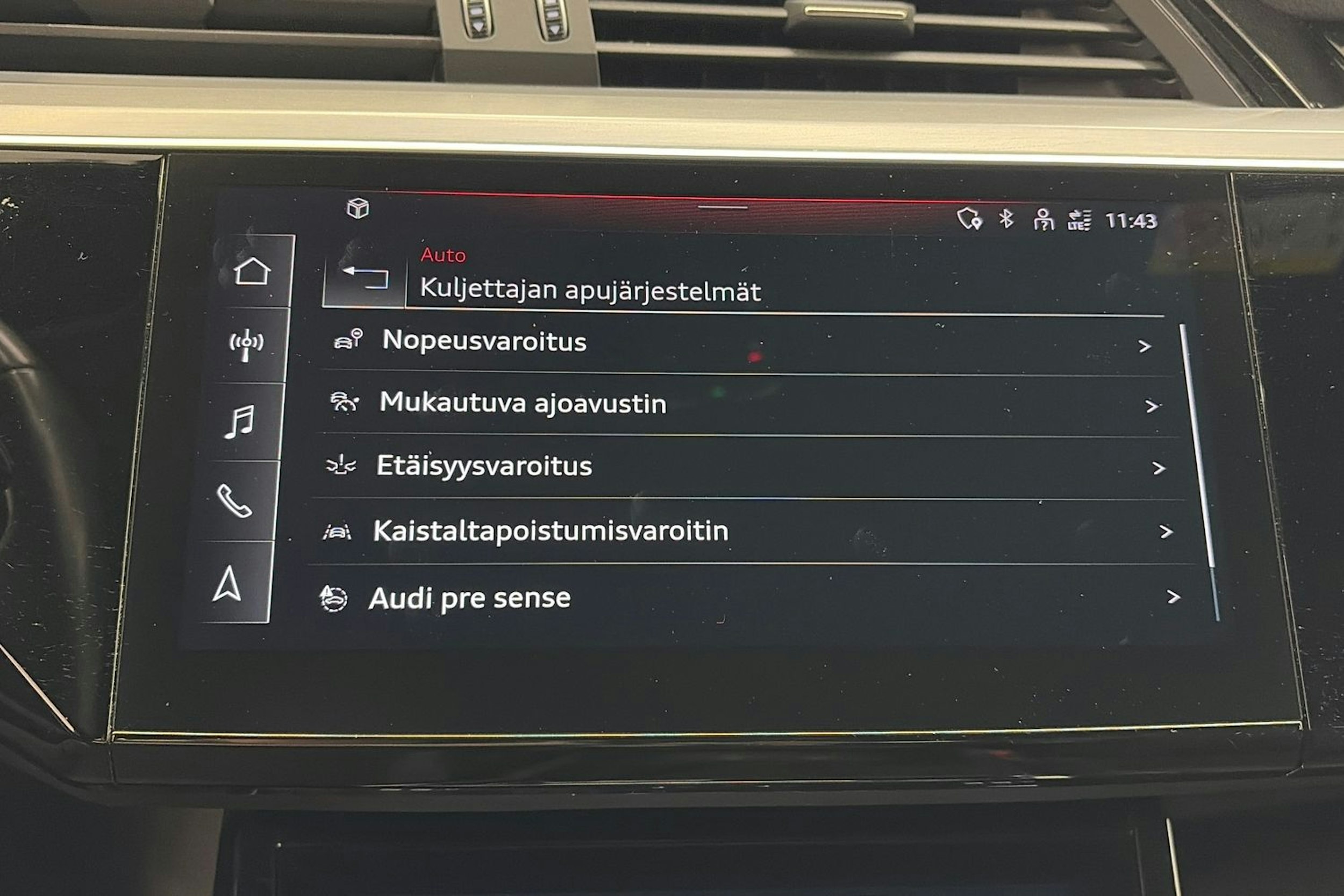 Musta Audi e-tron 2021 kuva 24.