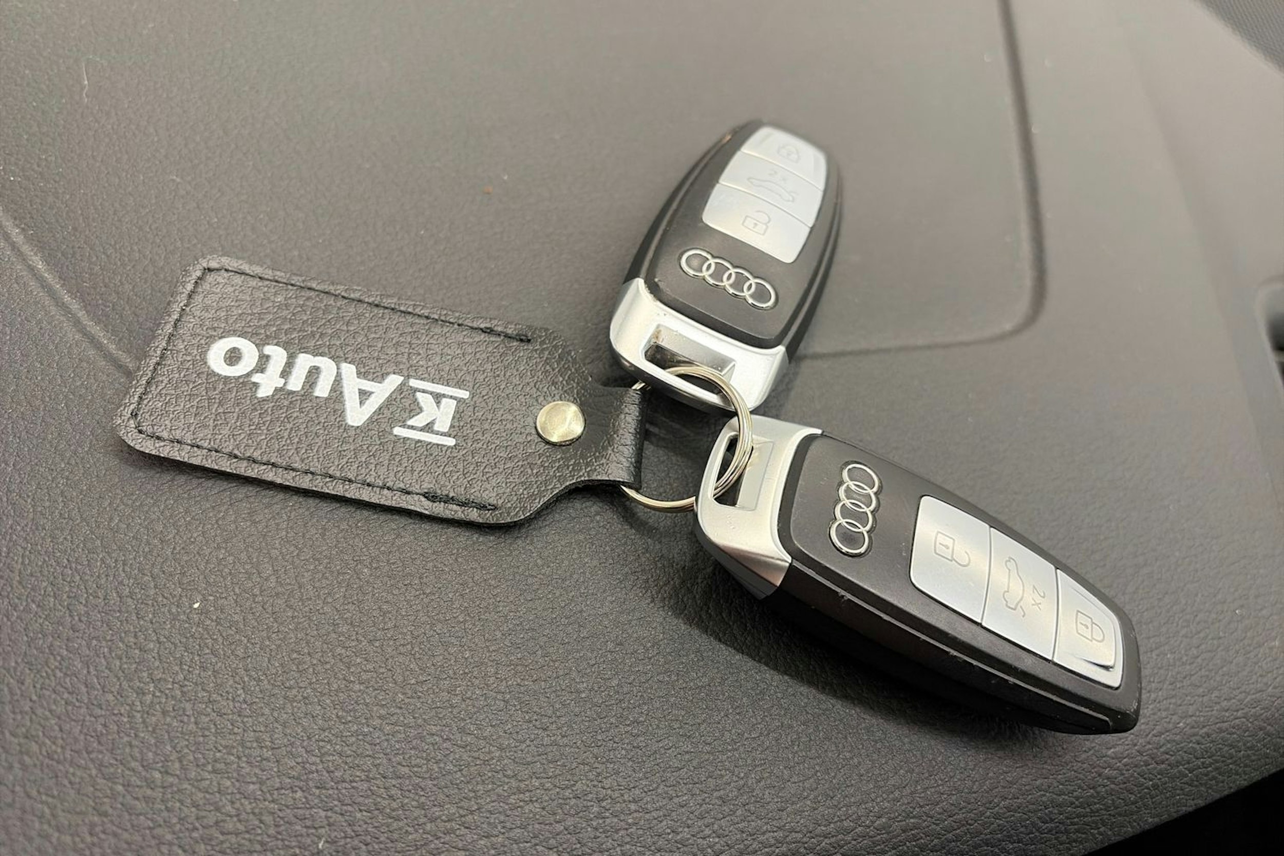 Musta Audi e-tron 2021 kuva 27.