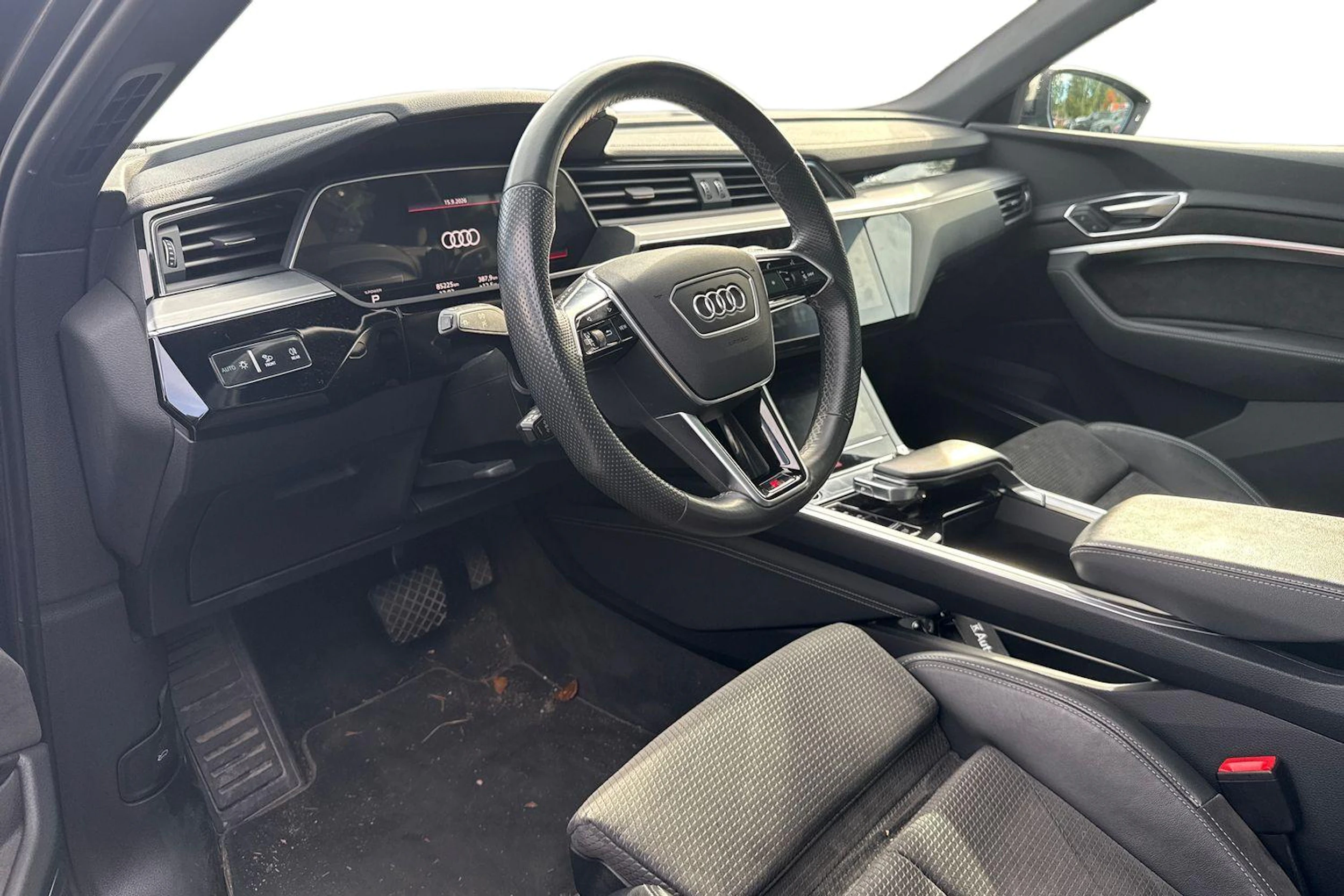 Harmaa Audi e-tron 2021 kuva 3.