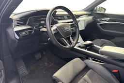 Harmaa Audi e-tron 2021 kuva 3.