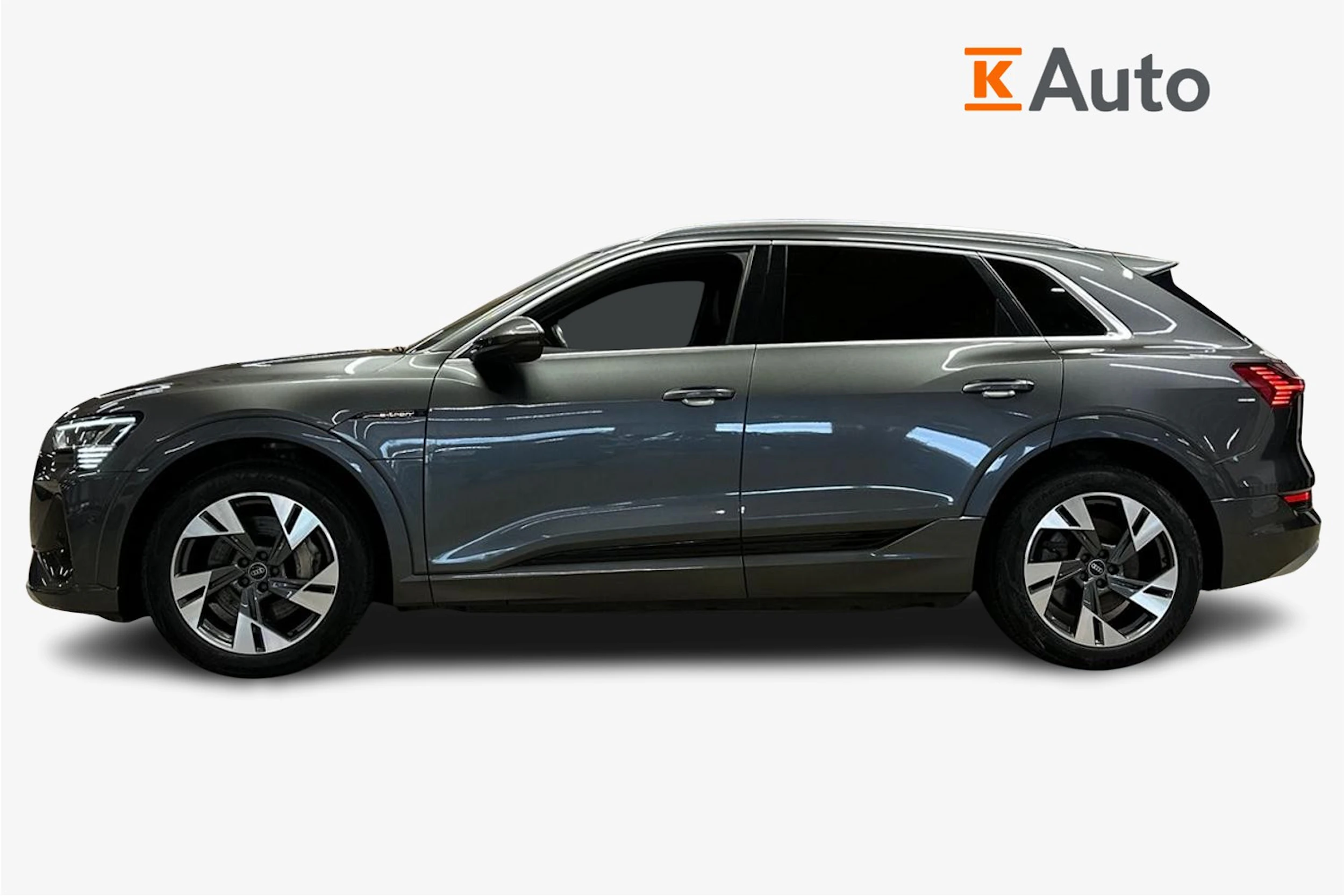 Harmaa Audi e-tron 2021 kuva 5.