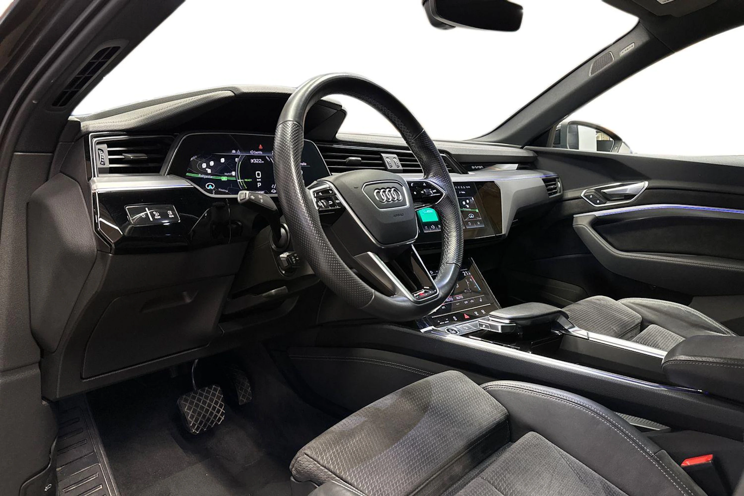 Harmaa Audi e-tron 2021 kuva 6.