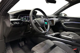 Harmaa Audi e-tron 2021 kuva 6.