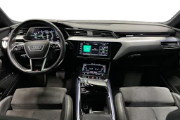 Harmaa Audi e-tron 2021 kuva 7.