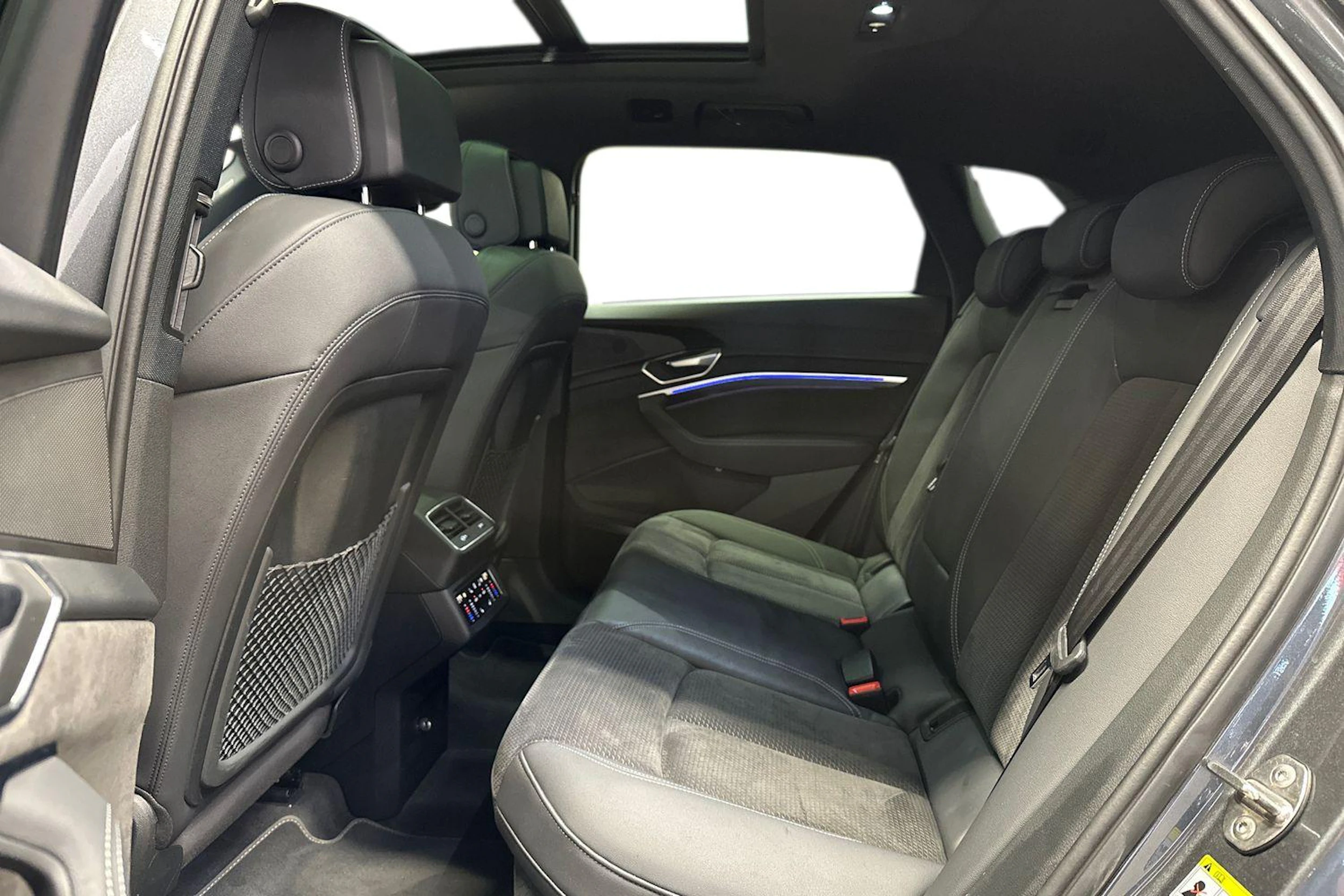Harmaa Audi e-tron 2021 kuva 8.
