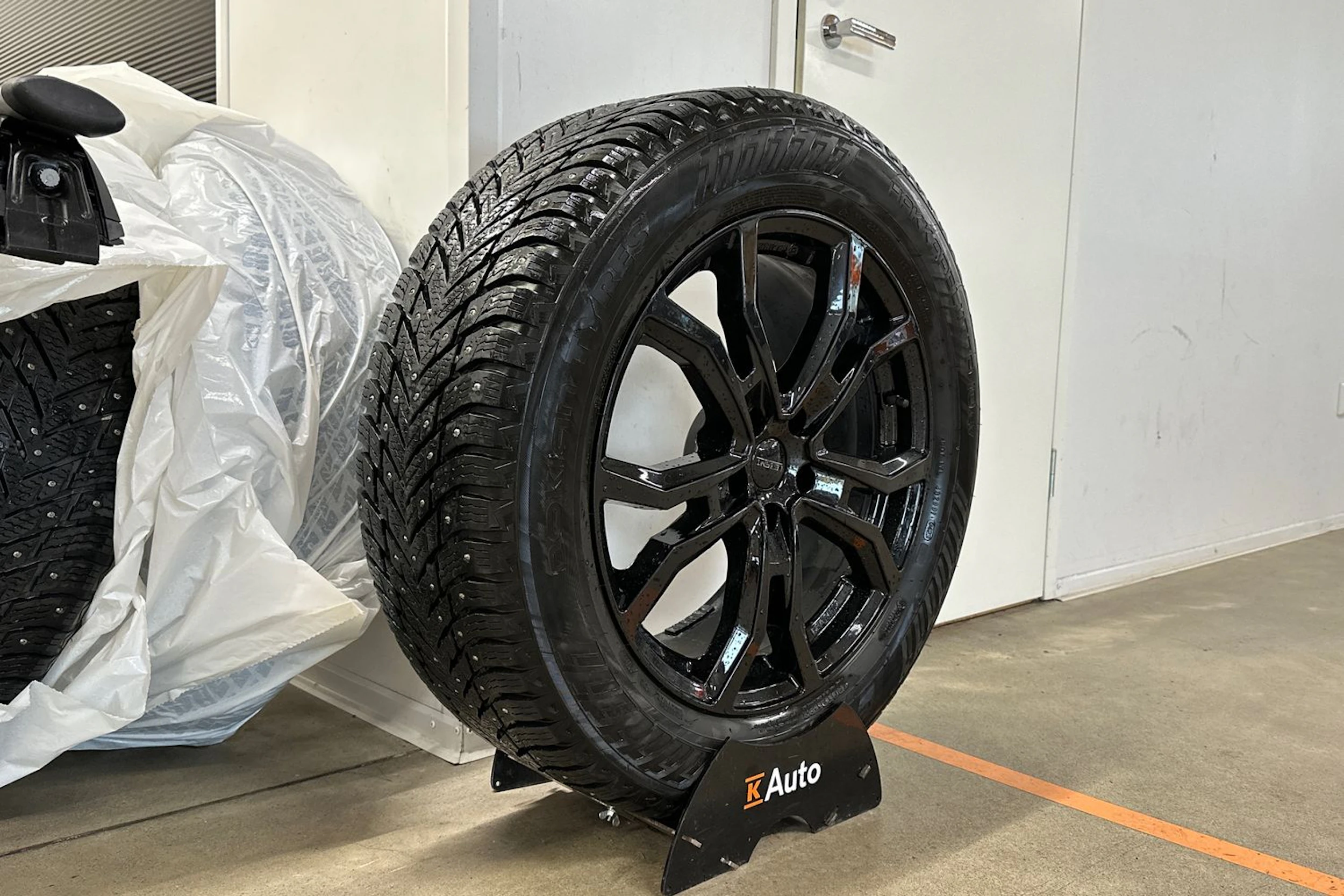 Harmaa Audi e-tron 2021 kuva 10.