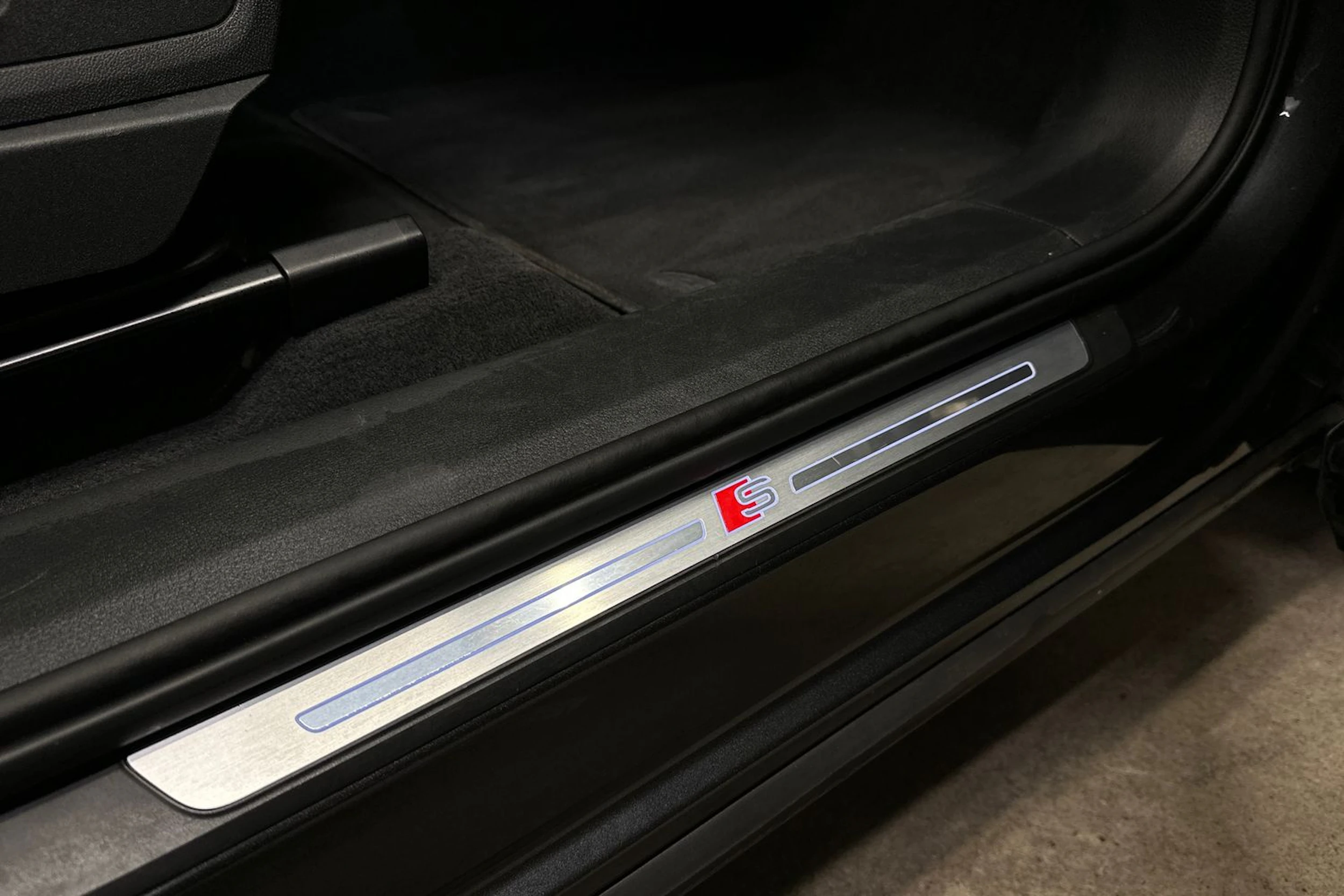 Harmaa Audi e-tron 2021 kuva 13.